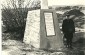 Hertzel Kalmykov, un sobreviviente judío, parado cerca del monumento en memoria de los judíos de Shklov, erigido por Hertzel Kalmykov. © Foto de archivo de la familia, compartida por Schott Kalmikoff